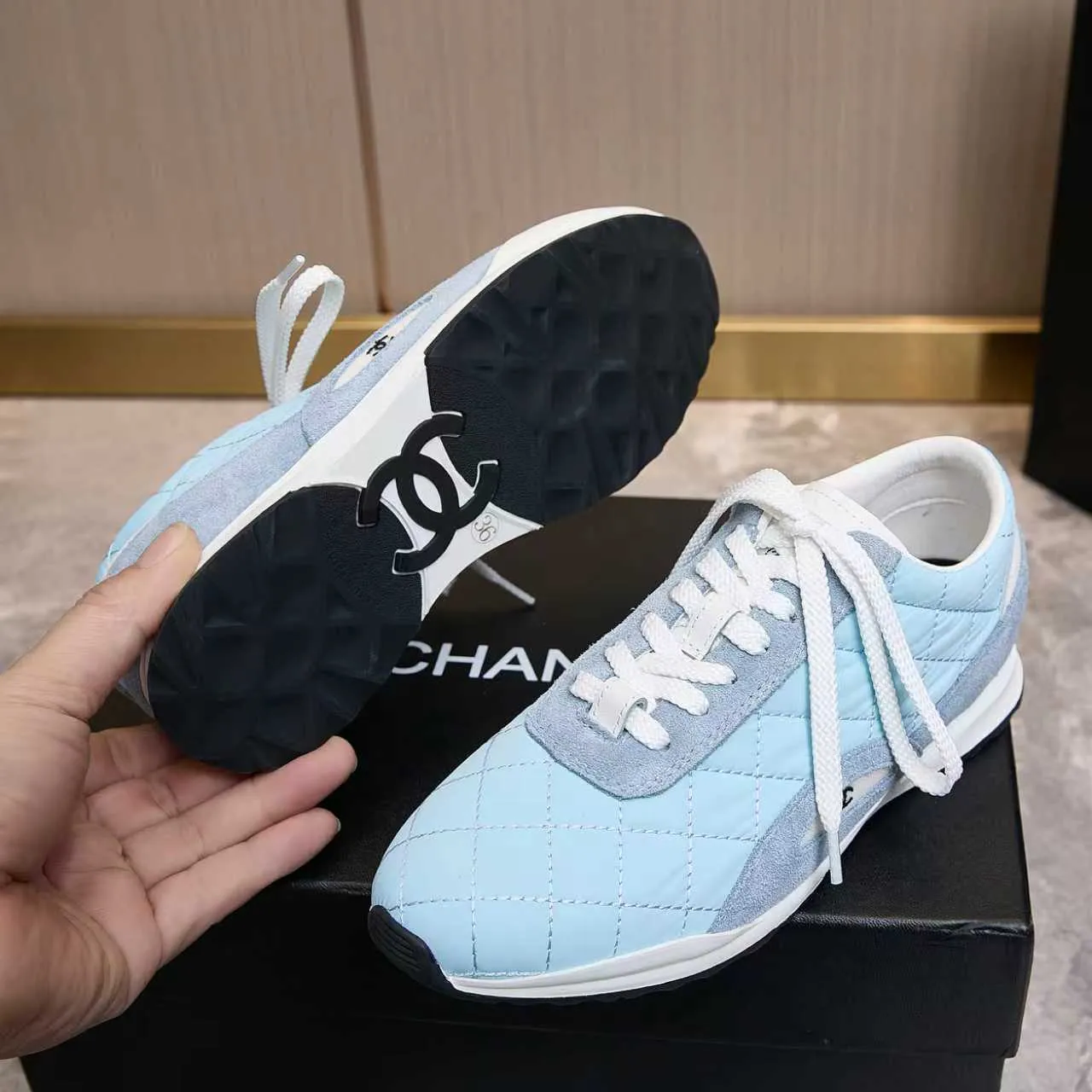 p560 Chanel Chanel - 2025 counter top casual sports shoes This classic design; the upper is electro-embroidered with a variety of techniques; the outsole is fashionable and sporty; the extraordinary inclusion of a variety of color matching elements... The diversified mix and match is very good-looking and versatile, casual, fashionable, sports and outdoor can be taken into account... ꫛꫀꪝ Go➫ Material: ❶Upper made of: original imported high silk cowhide suede ❷Inner use: Original imported breathable mesh ❸ Outsole based on: Original TPU combination outsole Counter boutique packaging complete set Female 35–41 Male 38-46